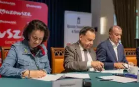 Galeria aktualności Nowe inwestycje w Gminie Opinog&oacute;ra G&oacute;rna &ndash; podpisano umowy na modernizację hali sportowej i przebudowę zbiornika retencyjnego 2