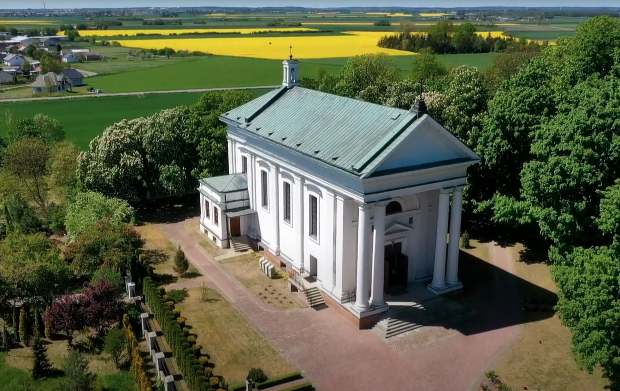 Zdjęcie z lotu ptaka, widok na kościółek od frontu w Opinogórze Górnej