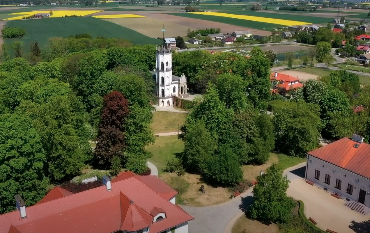 Widok z lotu ptaka na park i pałacyk w Opinogórze Górnej