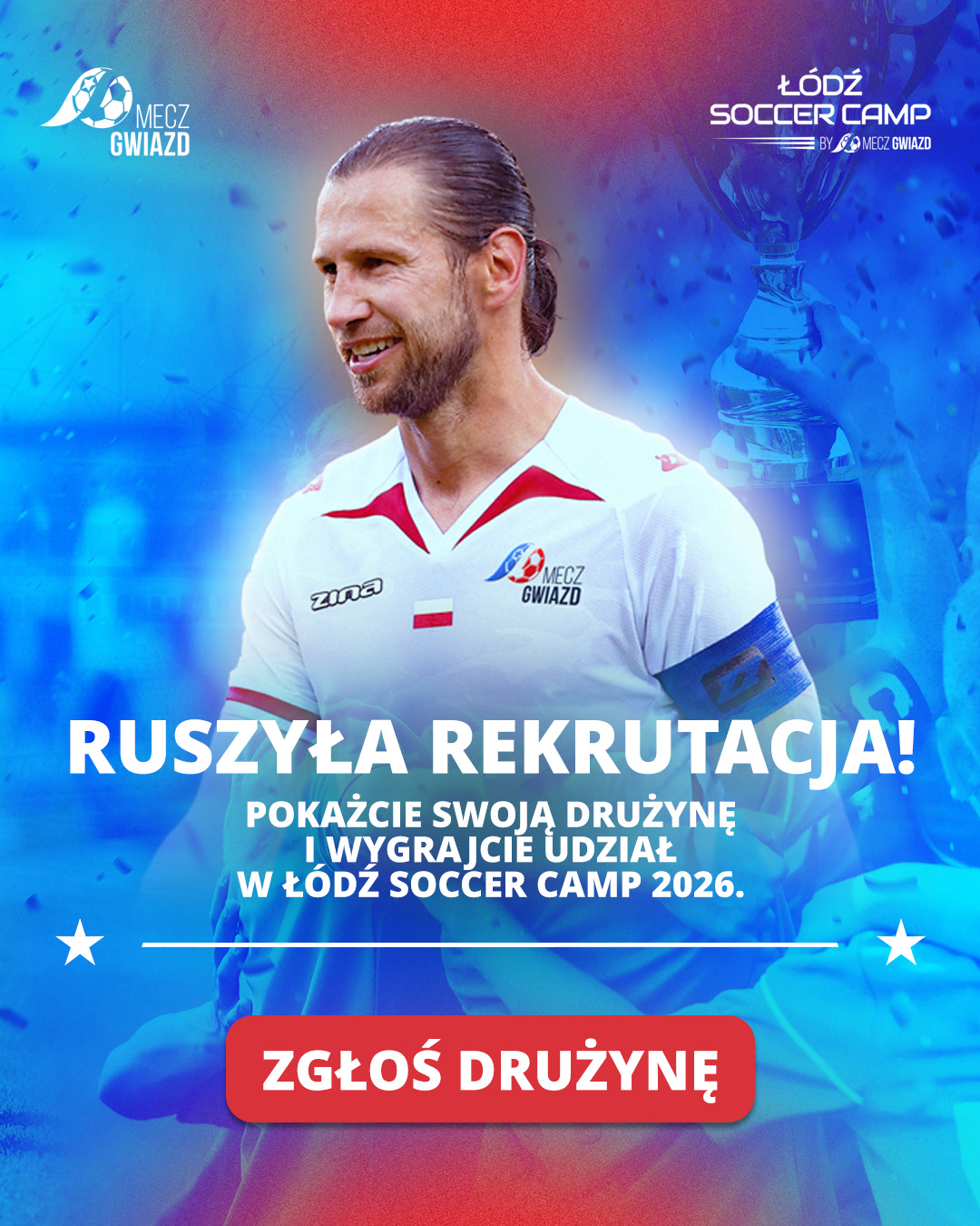 Plakat promujący Ł&oacute;dź Soccer Camp 2026. Na środku widoczny uśmiechnięty piłkarz w&nbsp;białej koszulce z&nbsp;logo Mecz Gwiazd. Tło utrzymane w&nbsp;niebiesko-czerwonej kolorystyce z&nbsp;efektem konfetti i&nbsp;zarysem pucharu. Na grafice znajduje się napis: &bdquo;Ruszyła rekrutacja! Pokażcie swoją drużynę i&nbsp;wygrajcie udział w&nbsp;Ł&oacute;dź Soccer Camp 2026.&rdquo; Na dole czerwony przycisk z&nbsp;napisem &bdquo;Zgłoś drużynę&rdquo;.