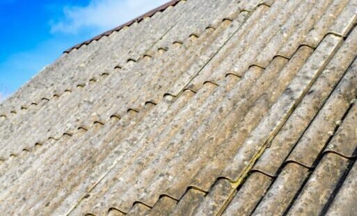 Zdjęcie przedstawia dach pokryty azbestem