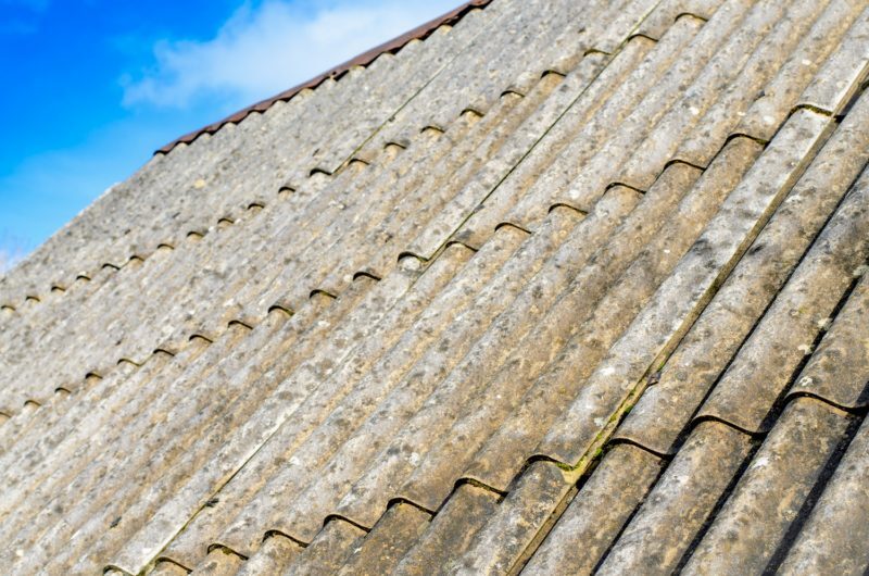 Zdjęcie przedstawia dach pokryty azbestem