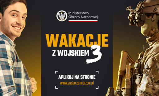 Plakat z napisem od góry Ministerstwo Obrony Narodowej z logiem Ministerstwa, na środku Wakacje z wojskiem 3. Poniżej Aplikuj na stronie www.zostanzolnierzem.pl. Po lewej stronie pan w koszuli w kratkę, poprawej w mundurze z bronią.