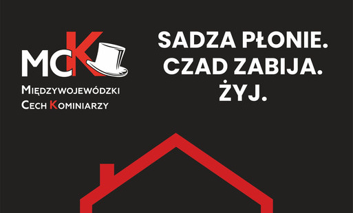 Plakat Międzywojewódzkiego Cechu Kominiarzy z hasłem „Sadza płonie. Czad zabija. Żyj. Czyść kominy!!!”. Na czarnym tle znajduje się czerwony kontur domu z kominem oraz logotypy patronów akcji: Państwowej Straży Pożarnej, Głównego Urzędu Nadzoru Budowlanego i Związku Rzemiosła Polskiego.